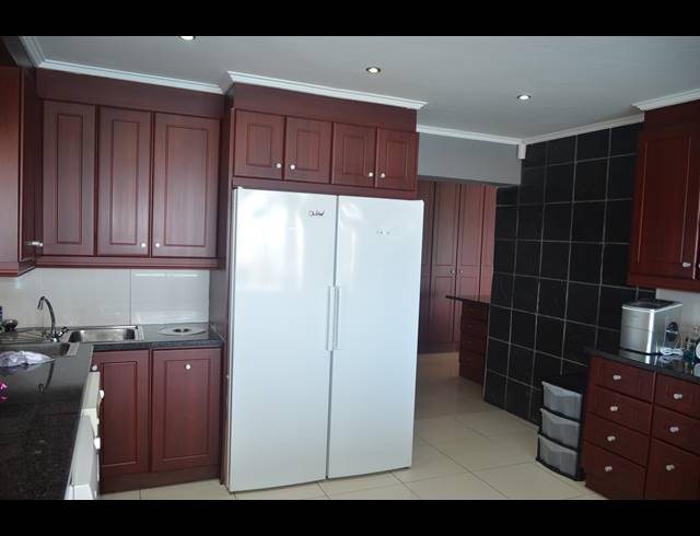 5 BEDROOM HOUSE FOR SALE IN JEFFREYS BAY CENTRAL
